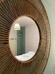 聖艾尼昂的住宿－La Maison des lilas, 5 mn de Beauval，镜子反射着一间房间,房间内设有一张床