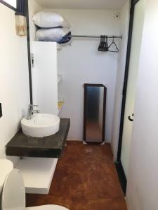 ein Bad mit einem Waschbecken und einem WC in der Unterkunft Bungalow Doble Con Vista parcial al Mar, Cocina Completa in Cuatunalco