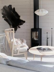 - un salon avec deux chaises, une table et une cheminée dans l'établissement Tännäskröket, à Tännäs