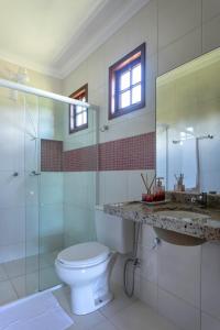 ein Bad mit einem WC, einer Dusche und einem Waschbecken in der Unterkunft Casa de Praia Maragogi in Maragogi