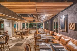 un restaurante con mesas y sillas en una habitación en Hotel Ponta Verde Maceió, en Maceió