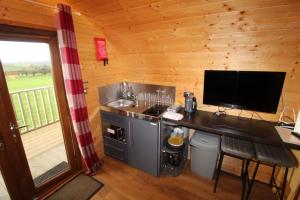 een keuken met een bureau en een televisie in een huisje bij Carrock Pod, Hayton in Brampton