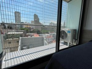 1 dormitorio con vistas a la ciudad desde una ventana en Cute studio in downtown Bs As 5G 3 pax en Buenos Aires