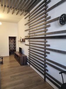 um quarto com uma parede coberta por persianas de madeira em Apartman Ambrak č.3 em Martin