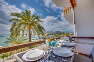ポルト・ダルクディアにあるIdeal Property Mallorca - Canet Beachの水辺の景色を望むバルコニー(テーブル付)