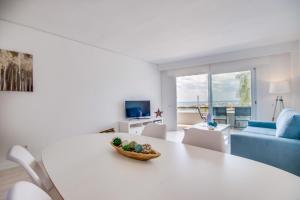 Televízia a/alebo spoločenská miestnosť v ubytovaní Ideal Property Mallorca - Canet Beach