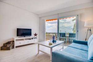 Televízia a/alebo spoločenská miestnosť v ubytovaní Ideal Property Mallorca - Canet Beach