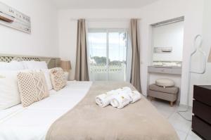 een slaapkamer met een groot bed met handdoeken erop bij Apartamento Luna - Golf View By Dalma Portuguesa in Branqueira +28 foto's