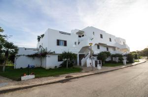 een wit gebouw aan de kant van een straat bij Apartamento Luna - Golf View By Dalma Portuguesa in Branqueira