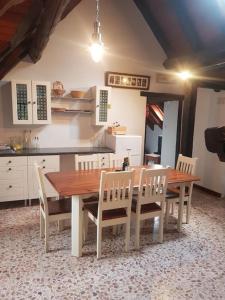 een keuken met een houten eettafel en stoelen bij Alexandras.gite in Boutx