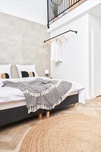 Łóżko lub łóżka w pokoju w obiekcie Na Fursie Apartments & Rooms