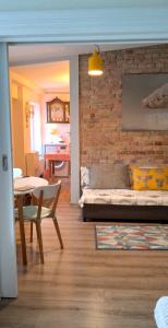 格但斯克的住宿－Klimatyczne mieszkanie w Nowym Porcie，一间带床和砖墙的客厅