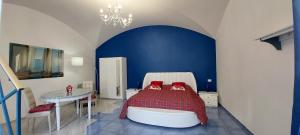 een slaapkamer met een bed met twee teddyberen erop bij B&B SOGNANDO VIETRI in Aversa