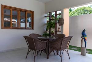 a dining room with a table and chairs at Casa de Praia Maragogi in Maragogi