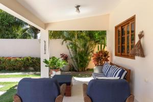 eine Terrasse mit 2 Stühlen und einem Tisch in der Unterkunft Casa de Praia Maragogi in Maragogi