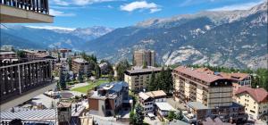 vista su una città con montagne sullo sfondo di Sweet House a Sauze d'Oulx