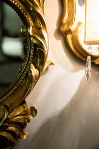 un primer plano de un espejo de oro con una gota de diamantes en Giò&Giò Venice B&B, en Venecia
