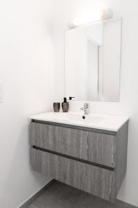 a bathroom with a sink and a mirror at Charme Alizea Skyline wifi-terrasse in Rémire-Camp