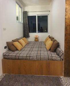 سرير أو أسرّة في غرفة في Merit Courtyard Suvarnabhumi House