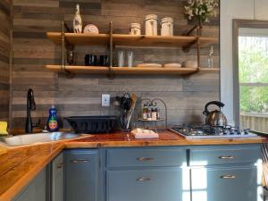 Virtuvė arba virtuvėlė apgyvendinimo įstaigoje New- Cozy Tiny House with kitchenette firepit