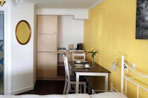 um pequeno quarto com uma mesa e uma cozinha em B&B Siglistorf em Siglistorf