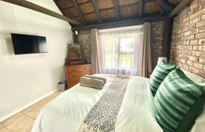 Postel nebo postele na pokoji v ubytování Charihandra Game Lodge