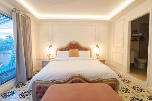 1 dormitorio con 1 cama grande y balcón en CASA HADASA en Cartagena de Indias