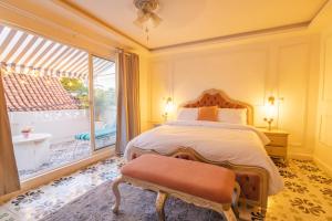 1 dormitorio con cama y ventana grande en CASA HADASA, en Cartagena de Indias