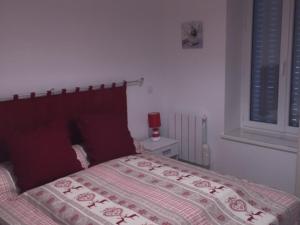 ル・モンドールにあるAppartement Mont-Dore, 4 pièces, 6 personnes - FR-1-415-24のベッドルーム1室(毛布付きのベッド1台付)