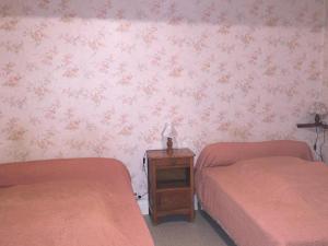 ル・モンドールにあるAppartement Mont-Dore, 3 pièces, 6 personnes - FR-1-415-32のピンクの壁紙のドミトリールーム ベッド2台