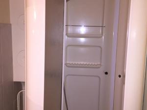 Appartement Mont-Dore, 3 pièces, 6 personnes - FR-1-415-32にあるバスルーム