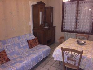 a bedroom with a bed and a table with a bowl on it at Appartement Mont-Dore, 2 pièces, 4 personnes - FR-1-415-31 in Le Mont-Dore