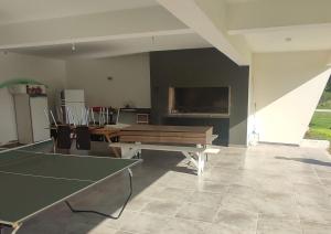 una sala de ping pong con mesa de ping pong en Casa Carlos Paz en Country Causana en Villa Carlos Paz