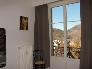ル・モンドールにあるAppartement Mont-Dore, 2 pièces, 4 personnes - FR-1-415-44の山の景色を望む窓付きの部屋