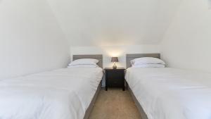 two beds sitting next to each other in a bedroom at The Pink House in Durham