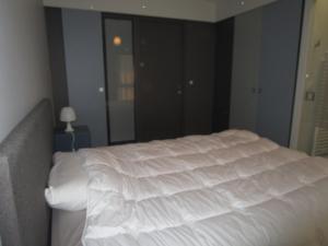 Schlafzimmer mit einem Bett mit weißer Bettwäsche und einem Fenster in der Unterkunft Appartement Les Sables-d'Olonne, 2 pièces, 4 personnes - FR-1-197-367 in Les Sables-dʼOlonne
