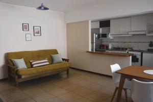 sala de estar con sofá y cocina en Hermoso departamento en G. Cruz en Godoy Cruz