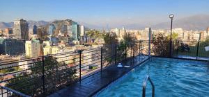 - une piscine au-dessus d'un immeuble avec une ville dans l'établissement San Diego, à Santiago