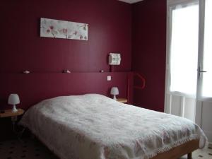 une chambre avec un lit avec un mur violet dans l'établissement Maison de Plain-Pied à 700m de la Plage avec Jardin Privé, BBQ, et Parking – 6 Couchages - FR-1-246A-319, à Dolus-d'Oléron