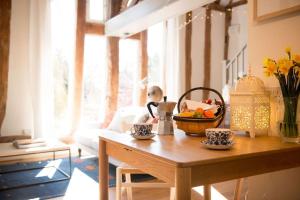 uma sala de estar com uma mesa com uma taça de fruta em Deepwell Granary is a lovely thatched barn with attached meadow woodland em Buxhall
