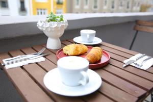 une table avec deux assiettes de nourriture et des tasses à café dans l'établissement ROCO Beyoglu, à Istanbul