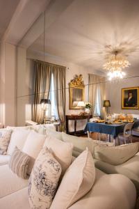 a living room with a couch and a table at Giò&Giò Venice B&B in Venice