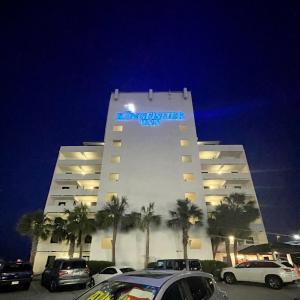 um grande edifício branco com um cartaz em Kingfisher Inn em Myrtle Beach