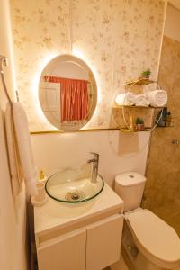 ein Badezimmer mit einem Waschbecken, einem WC und einem Spiegel in der Unterkunft CASA HADASA in Cartagena de Indias
