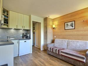 Appartement Belle Plagne, 2 pièces, 4 personnes - FR-1-455-1にあるキッチンまたは簡易キッチン