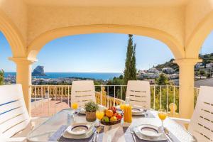 stół z misą owoców na balkonie w obiekcie Villa Sabita - PlusHolidays w mieście Calpe
