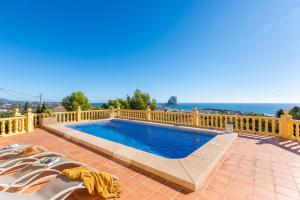 Basen w obiekcie Villa Sabita - PlusHolidays lub w pobliżu