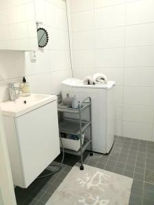 Kylpyhuone majoituspaikassa Cosy and quiet 1 br apartment - 7 min airport