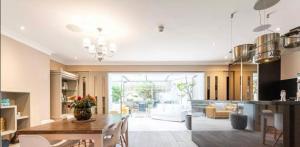 Posezení v ubytování St Johns Wood 3 Bed Executive apartment