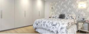 Postel nebo postele na pokoji v ubytování St Johns Wood 3 Bed Executive apartment